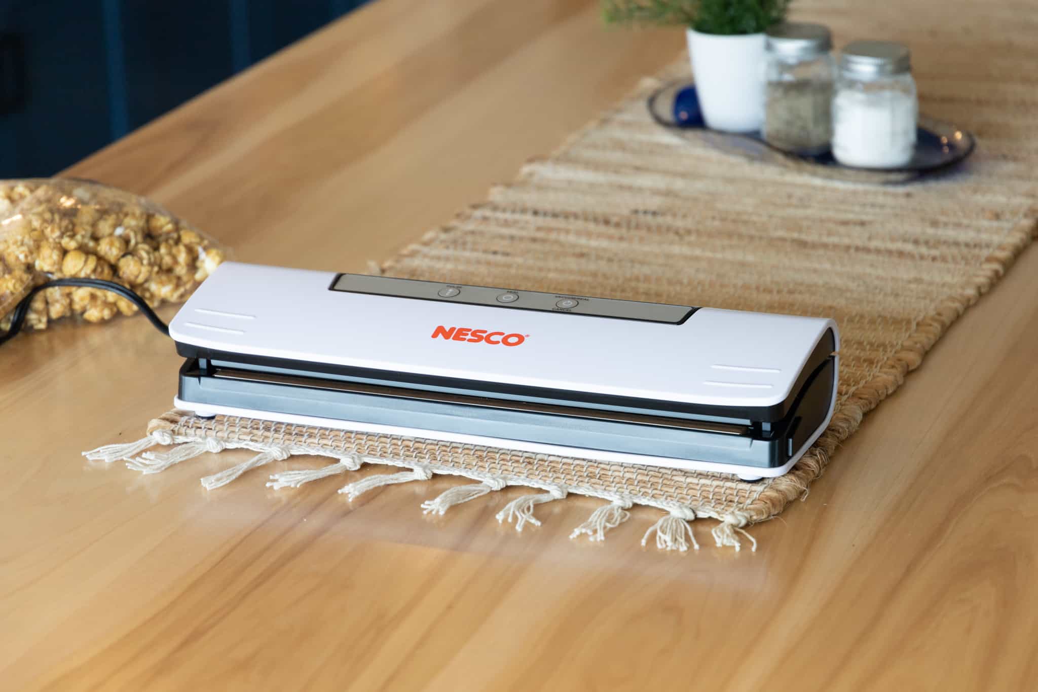  Nesco Deluxe Food VS-12 Vacuum Sealer, 130 Watts, Kit Bags &  Viewing Lid, Compact, Silver: Home & Kitchen