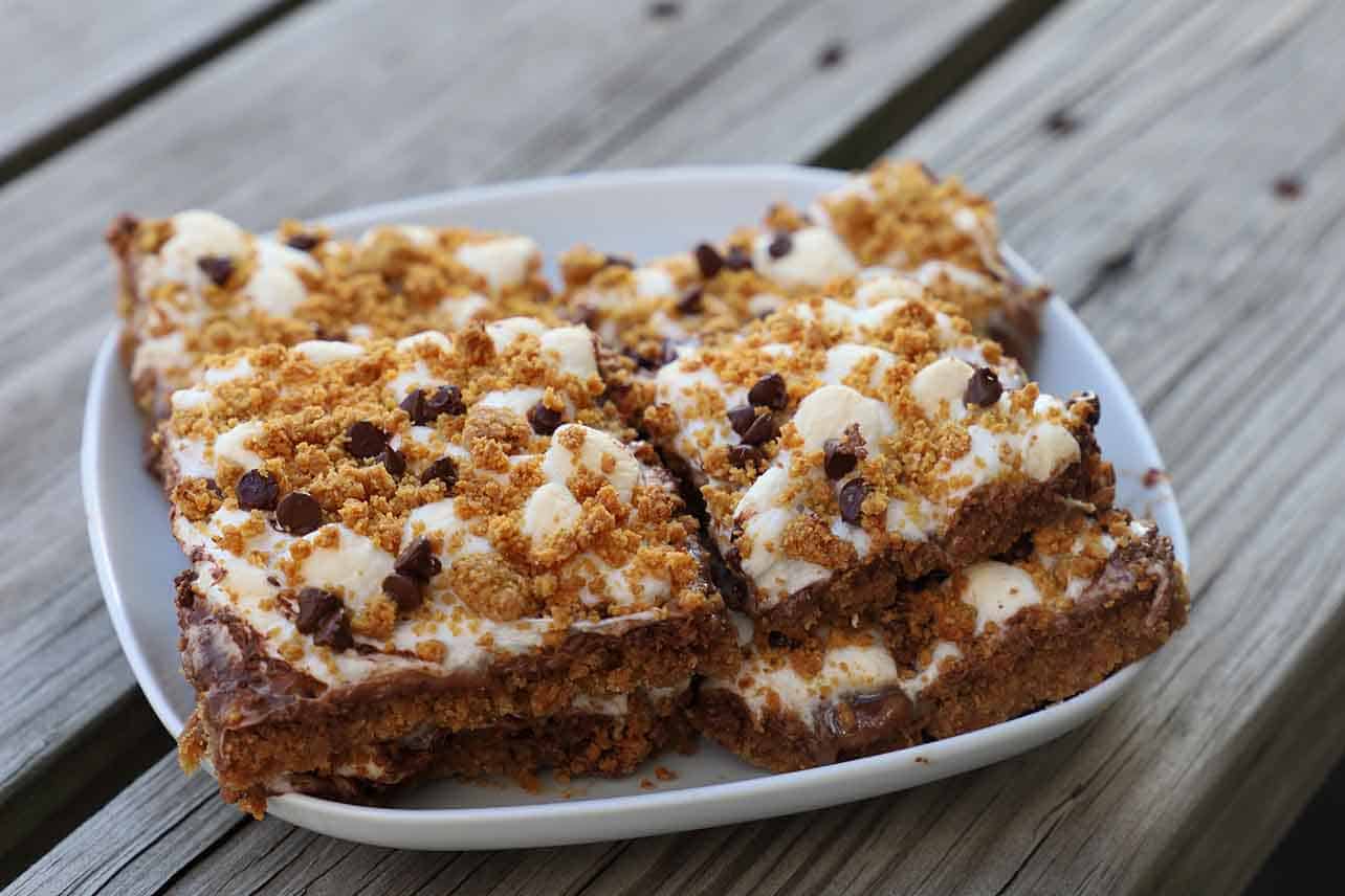 Read more about the article Gooey S’mores Bars